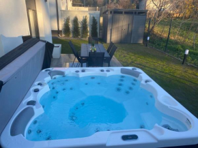 Waikiki Apartman House with Jacuzzi